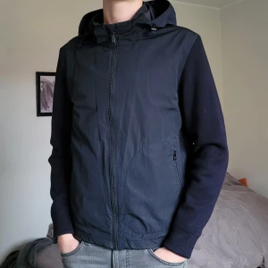 Cardigan - Riktigt fet massimo dutti cardigan med avtagbar luva. Superfint skick, storlel M. Jag är 185