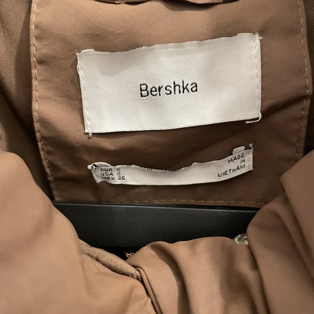 Intressekoll på denna fina jackan från Bershka😍 Den är använd en vinter men är som nyskick, inga defekter! Skriv för frågor och bilder🫶 . Jackor.