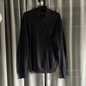 Ralph Lauren halfzip - Säljer denna snygga halfzip från RL. Det finns en defekt på baksidan(bild 2), men inget som syns.