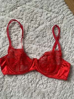 Bralette - Endast använd en gång. Har klippt av lappen men passar mig med S/75B