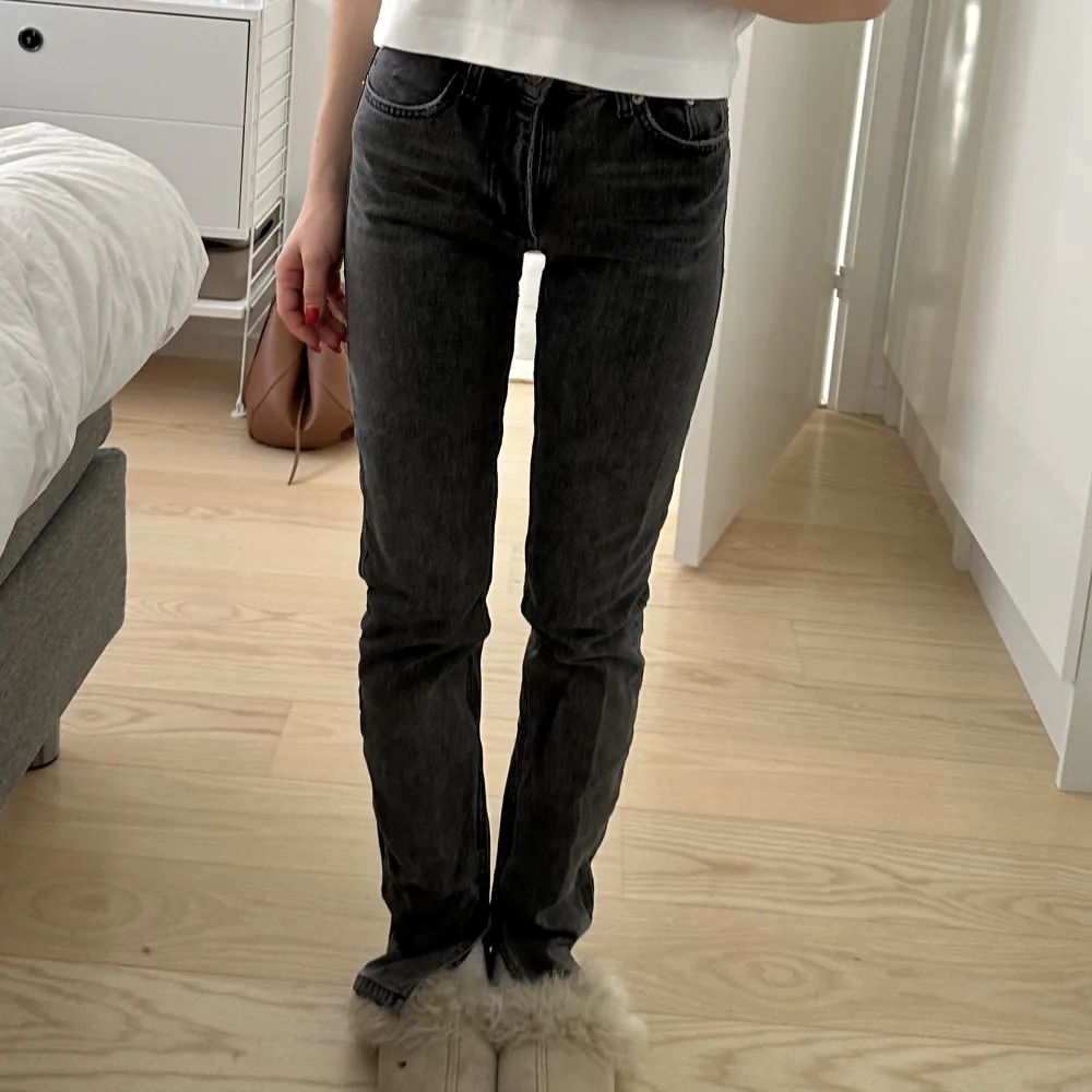 Jeans från zara, så snygga! Jag är 161 och har vanligtvis storlek 32/34. . Farkut & Housut.