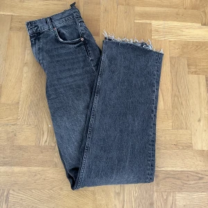 Jeans - Gråsvarta jeans från zara, endast testade då de är för långa för mig som är 164cm💓