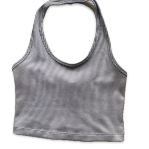 Halterneck topp - Halterneck topp från hm. Supersöt. Knappt använd. Den är brun (se sista bilden) 