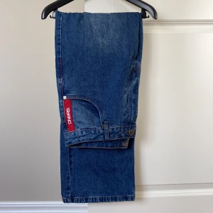 DNGRS Baggy fit Jeans💯 - Säljer dessa mörkblåa  snygga baggy fit herr jeans från märket DNGERS. Använda ett fåtal gånger, men är som nya och inga defekter!💯 