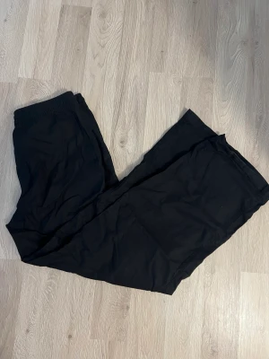 Svarta linnebyxor  - Svarat linnebyxorna från H&M. Köptes i sommars. Har använt få gånger. Bär storlek 36