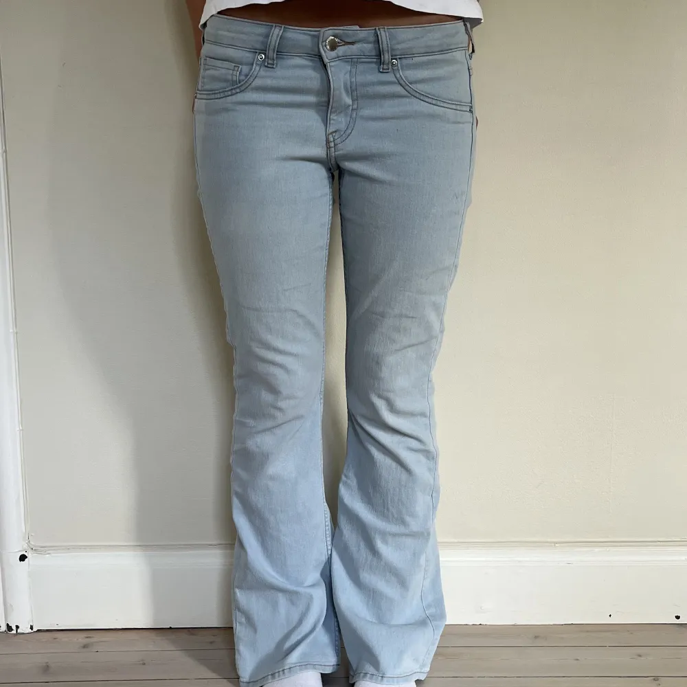 Säljer mina lågmidjade bootcut jeans ifrån H&M. De är i storleken 38!💓. Jeans & Byxor.