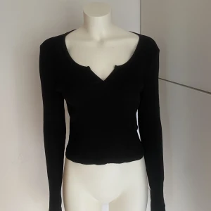 Svart Långärmad tröja  - Svart långärmad tröja från Gina Tricot i storlek M. Nästan aldrig använd så i fint skick. 100% bomull. 