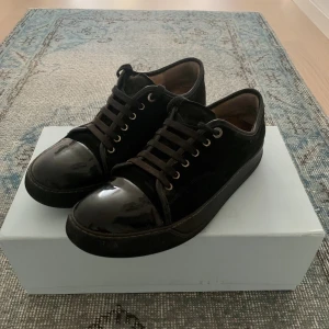 Lanvin skor - Säljer nu Lanvin skor. Skick 8/10. Storlek UK 8 och EU 42-43. Box medföljer plus bild på kvittot. Hör av er om ni har några frågor. Pris kan diskuteras vid snabb affär!