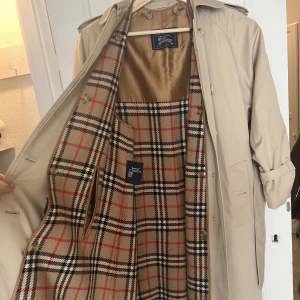 Vintage Burberry trenchcoat - Vintage Burberry trenchcoat från 1980-talet. Mycket fint skick. Storlek 10 long (oversize på mig som är XS/S) Innanfoder i 100% ull som man kan knäppa av vid varmare temperaturer. Köpt i en vintagebutik i Florens. Använd 2-3 gånger (av mig), kemtvättad. 