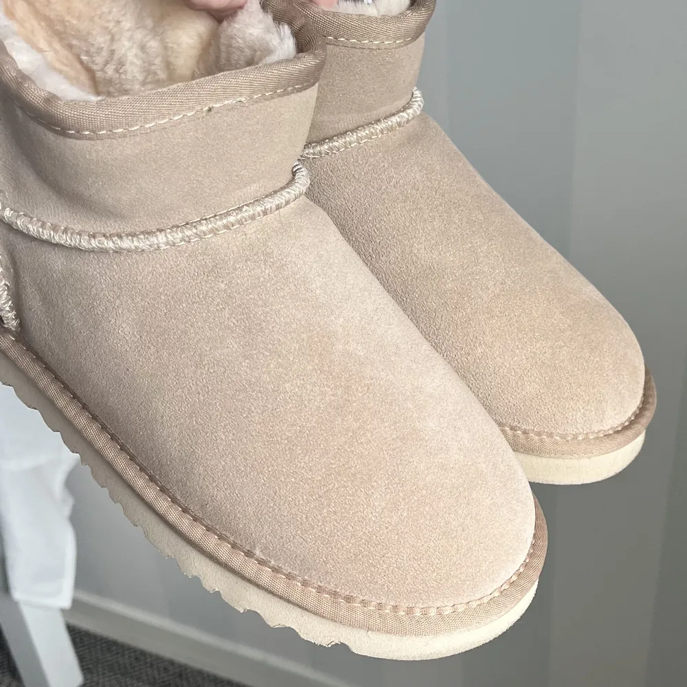 Säljer dessa Uggs, AAA kopia men ser helt äkta ut. Storleken passar 38/39. Leveranstiden är ca 4 veckor då jag för tillfället bor i ett annat land så vill ni ha dom nu till hösten och vintern så hör av er🤍. Skor.