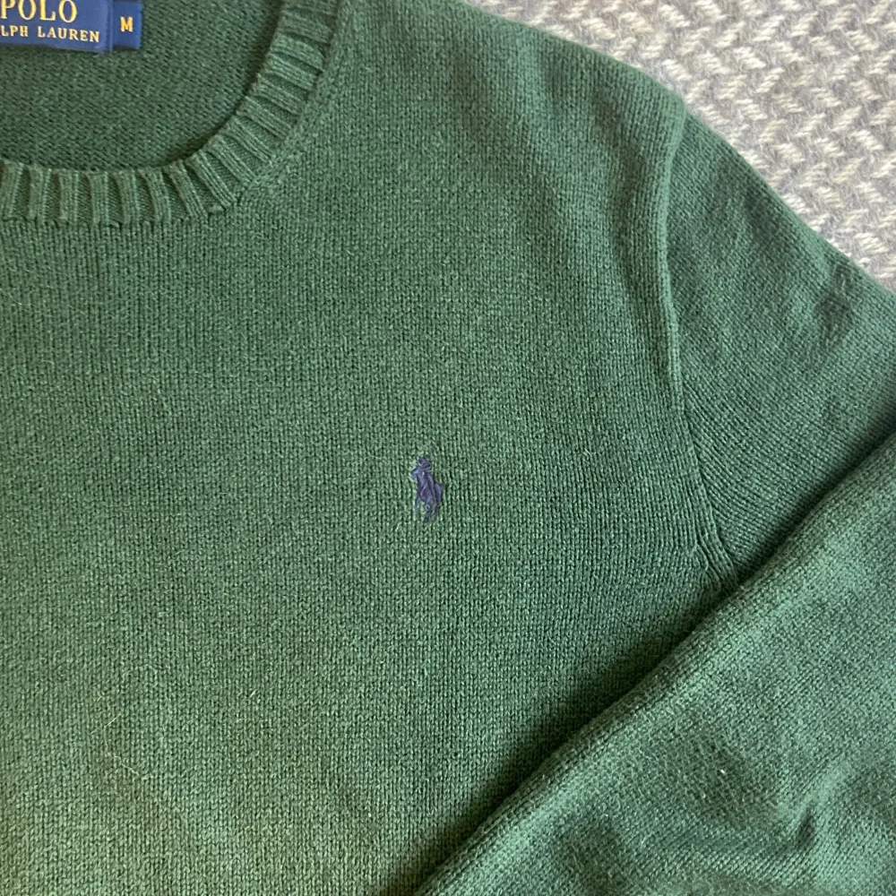 Mörkgrön stickad tröja från polo ralph lauren. Storlek M, sitter som en S/M. I mycket bra skick, inga skador eller fläckar. Hör gärna av dig vid frågor😉👊🏽. Tröjor & Koftor.