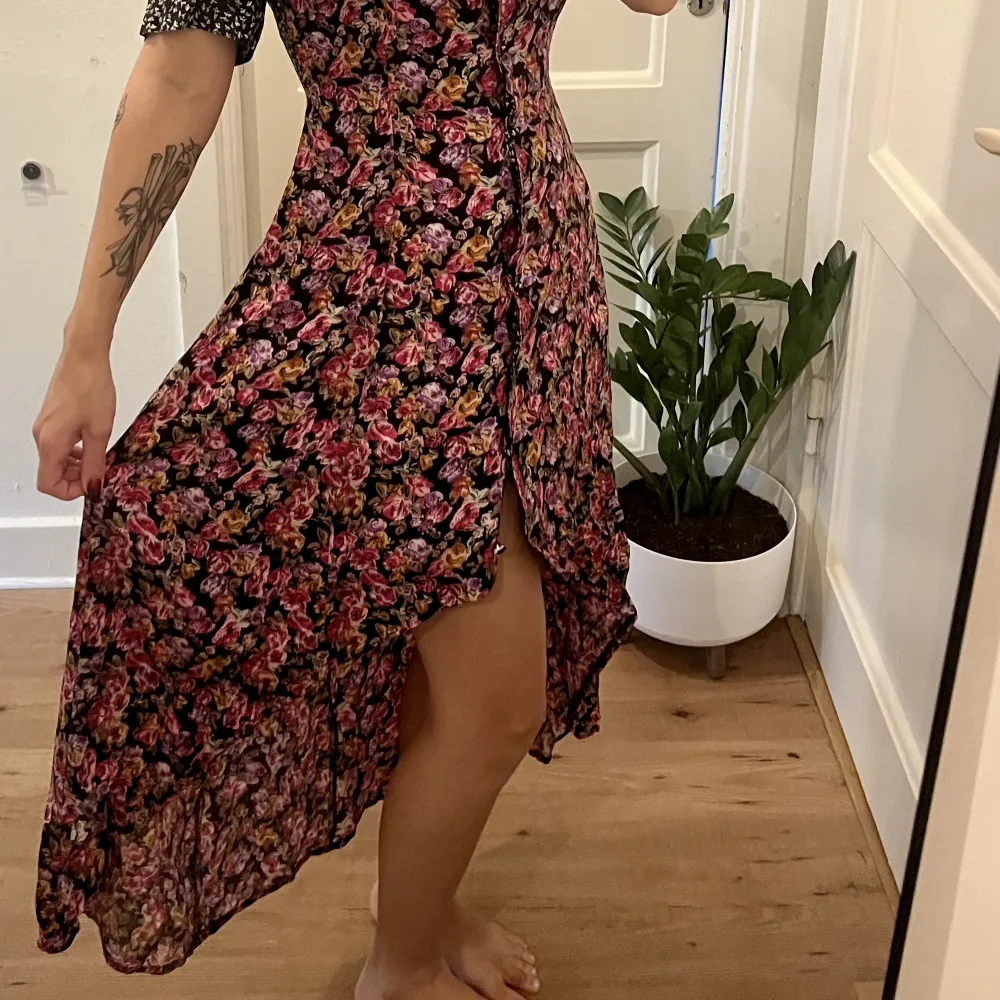 Floral vintage retro high-low dress. Very comfy and flowy with a corset tie accent on the back. Klänningar.