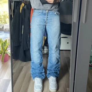 Replay Jeans - Byxorna sitter bra, men är alldeles för långa för mig.  Mått: Längd: 119cm Midja: 44cm Fotvidd: 22cm Lår: 30cm