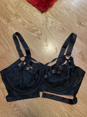 Bh - Säljer då jag inte fått någon användning för den då jag inte gillar den så mycke🖤Den är helt ny men jag har tagit av lapparna🖤