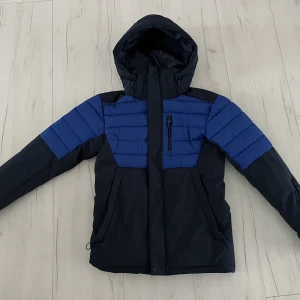 McKinley jacka - Använt jackan ca två veckor förra vintern Står XS men passar mig som har S och M på allt  Skick: som ny: inget som är sönder