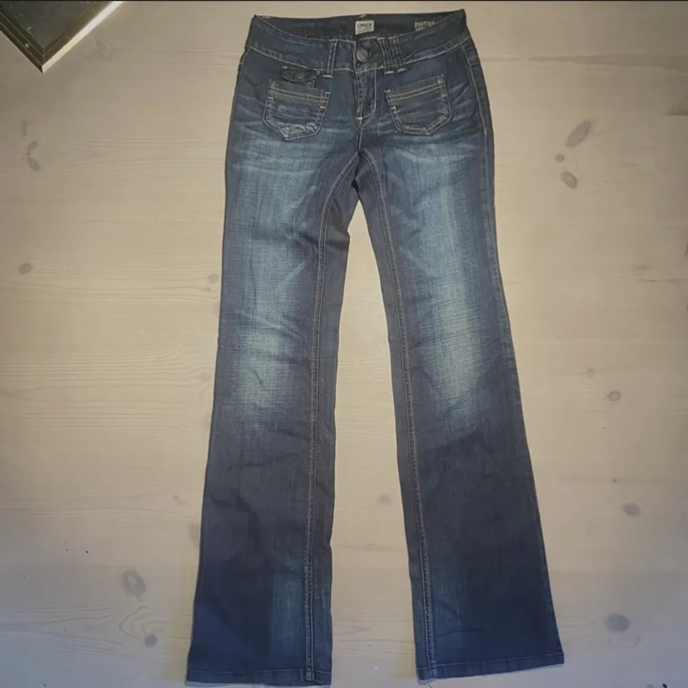 Följ mig gärna då jag lägger upp liknande plagg 🌼Säljer dessa lågmidjade bootcut jeans från only. De är i storlek 27 w 34 l (som 36 i eu). De är 34 i midjan, 84 i innerbenet och 106 i ytterbenet. Skriv gärna om du har frågor ❤️. Jeans & Byxor.