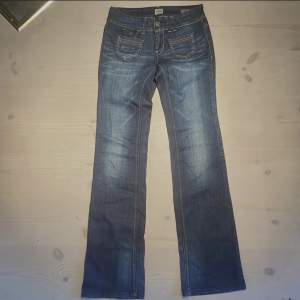 Följ mig gärna då jag lägger upp liknande plagg 🌼Säljer dessa lågmidjade bootcut jeans från only. De är i storlek 27 w 34 l (som 36 i eu). De är 34 i midjan, 84 i innerbenet och 106 i ytterbenet. Skriv gärna om du har frågor ❤️