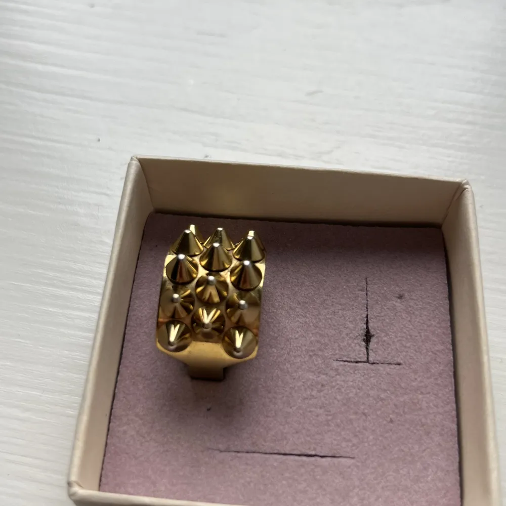 Säljer den eftertraktade Edblad peak ringen i guld. Storlek M (18.08), lite utav guldpläteringen har släppt ytterst på nitarna. Köpt för 400kr och säljer för 200kr. Accessoarer.