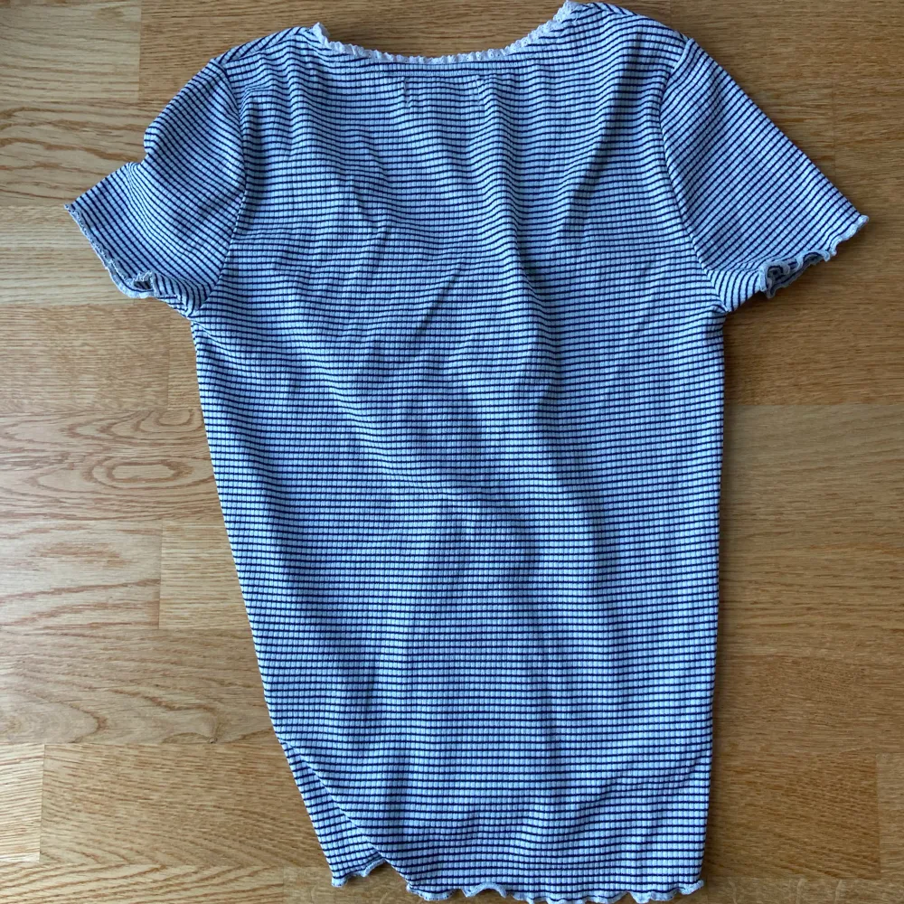 Randig t-shirt från H&M i storlek S/M. Urringad. Använd fåtal gånger då det inte är min stil. Säljer för 60+frakt. Skriv vid frågor.. T-shirts.