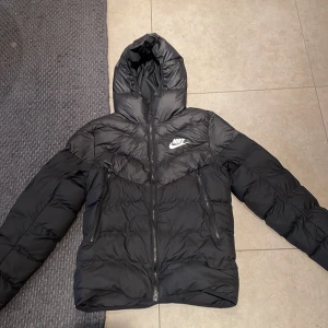 Nike puffar jacka - Hej, nu säljer jag min Nike puffer jacka som endast är använd under en vinter. Inga defekter eller trasigheter så jackan är i mycket gott skick. Den är köpt på en nike outlet och är äkta Mvh 
