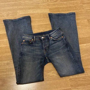 Flared Jeans - Låga flare jeans med fin tvätt. Använda fåtal gånger, så väldigt fint skick. Midja tvärsöver är 35 cm och innerbenet är 76 cm 💓