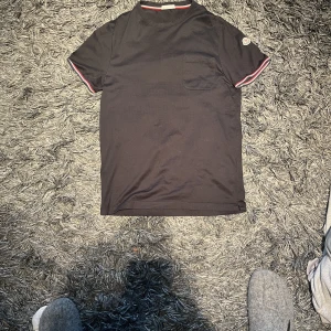 Moncler tisha  - Moncler tisha  Size S Skick 8/10 Pris 749kr