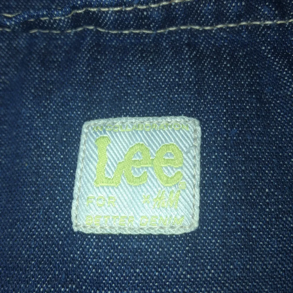Lee x HM byxor i bra skick dem är uppsydda ungefär 3 centimeter. Mörkblåa. Jeans & Byxor.