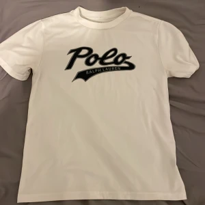 Ralp lauren t-shitt - En snygg vit t-shirt i superbra skick!