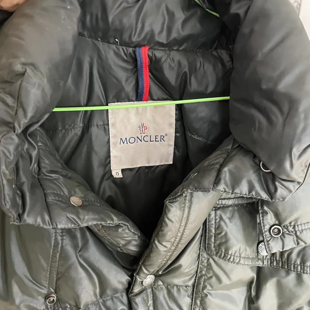 FÖRST TILL KVARN!!! Moncler vinterjacka, säljer pga jakt efter ny jacka. Bra lite äldre skick 6,5/10. Pris: 2500kr inklusive frakt. Äkta jacka, vid fler frågor är de bara till att skriva! . Jackor.