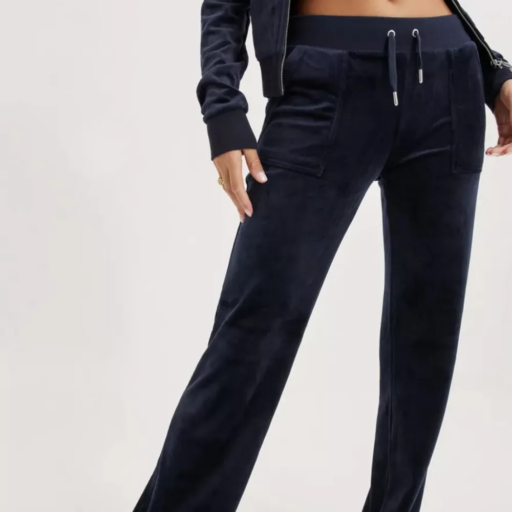 Säljer mina marinblåa juicy byxor som är i toppen skick🥰. Jeans & Byxor.