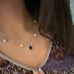 Intressekoll på mitt superfina Maria Nilsdotter halsband ”rebel love necklace” i längd 40. köpt för 4295. Kan även tänka mig att byta mot något eller mot de likadana med silver sten❤️