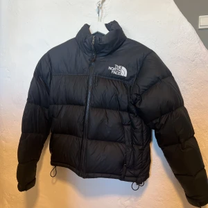 North Face Jacket - Säljer min North Face jacka då jag inte använder den längre. Den är i strl xs och är i mycket bra skick. Nypris ligger på 3695