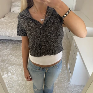 Kort kofta / bolero - Säljer denna grå stickad kofta / bolero med krage.  Har du någon fråga är det bara att höra av dig🫶🏻
