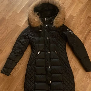 Jacka  - Säljer nu min väldigt fina jacka. Perfekt inför vintern då den verkligen håller en varm!! Den har ett litet hål på baksidan av ena armen men är absolut inget som syns när jackan är på. Annars i perfekt skick. Pris kan diskuteras vid snabb affär 