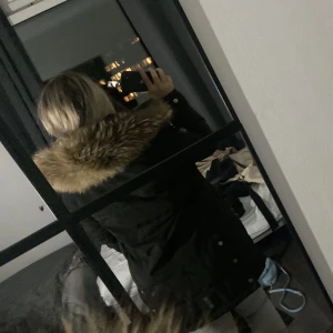 Hollies subway jacka - Säljer min hollies jacka i modellen subway för 1800:-, pris kan diskuteras.  Den är strl 38 men kan passa 36 eller 40 beroende på hur du vill att den ska sitta🤍 Finns två små defekter på jackan, inget märkvärdigt. Skriv så kan jag skicka bild på dem🤍