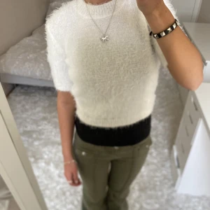 Croppad stickad tröja - Säljer denna vita stickade/fluffiga tröjan. Har du någon fråga är det bara att höra av dig🫶🏻