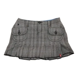 Kjol - Lågmidjad minikjol köpt second hand med är i jättebra skick! 🖤Midjemåttet är 32 cm! 🖤