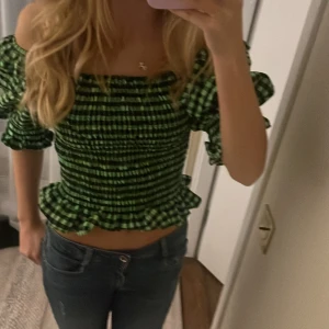 Blus/topp - Geön rutig topp som inte finns kvar. Väldig stretchiga så passar nog flera storlekar
