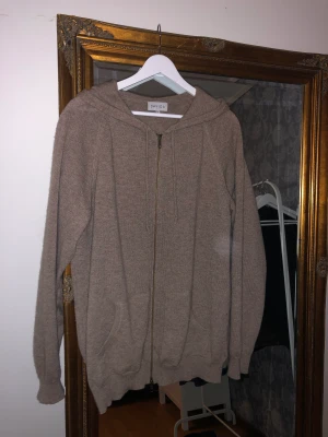Davida cashmere hoodie - Hej, säljer min davida cashmere zip up. Nypris är 2,500kr men jag säljer för 1,500kr. Helt oanvänd. Finns runt Stockholm. 