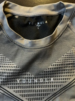 Youngla superman t-shirt - Säljer pga för liten, endast använd 4 gånger storlek L.