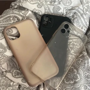Mobilskal  - Mobilskal till Iphone 11 Ingen aning vart dem är köpta Säljer alla 3 för 200 Annars 100kr styck