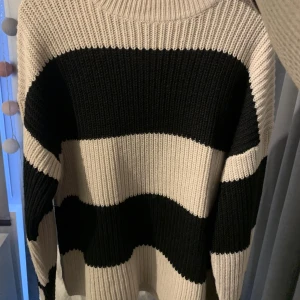 Randig stickad tröja - Randig stickad tröja i storlek M men sitter mer som en S skulle jag säga