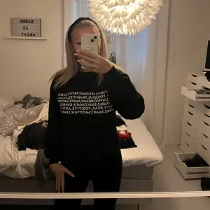 en svart sweatshirt som inte används längre, strl xs! dm för frågor 🥰🤩