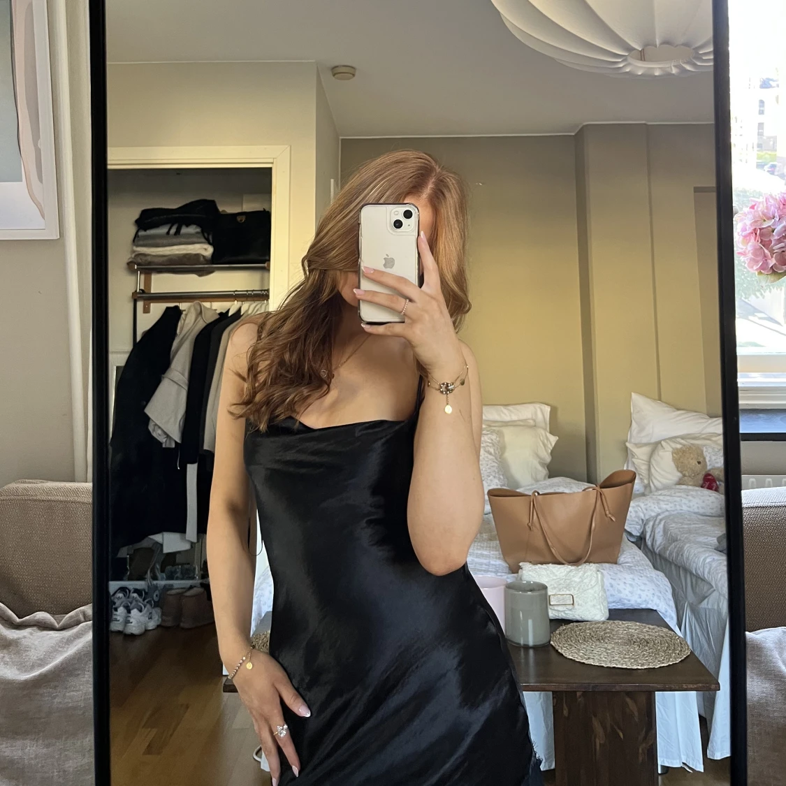 Svart satinklänning