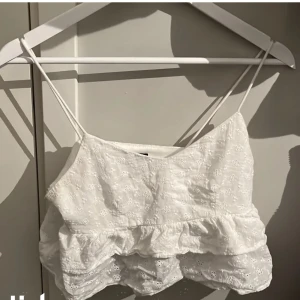 Vit topp  - Super söt topp!  (Andra bilden är lånad)