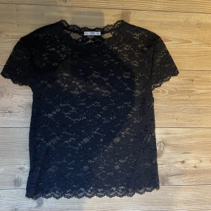 Spets topp - Säljer den eftersom den ej kommer t andvöndning 