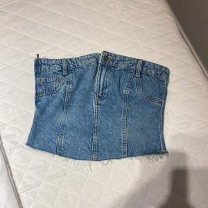 Jeans topp från zara, använd 1 gång så i nyskick, strl S och den har en dragkedja på sidan. Köpare står för frakt 