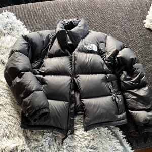 North face jacka - Säljer nu min fina the north face jacka i storlek S. Inköpt för 2800kr för ca 2 år sedan och använd en del gånger. Inga defekter eller fel på jackan över huvud taget. Men säljs pga för liten. Exklusive frakt🥰