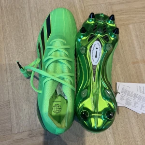 Fotbollsskor  - Helt splitternya fotbollsskor från adidas, storlek 38 2/3  Skruvdobbar!