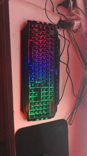 Gaming kit - Gaming kombo kit. Mus, musmatta, tangentbord och hörlurar. Funkar perfekt, aldrig använt 1 gång hos en vän för att jag ej har pc! Säljer detta kit för att detta kit bara funkar på pc och jag har ps4
